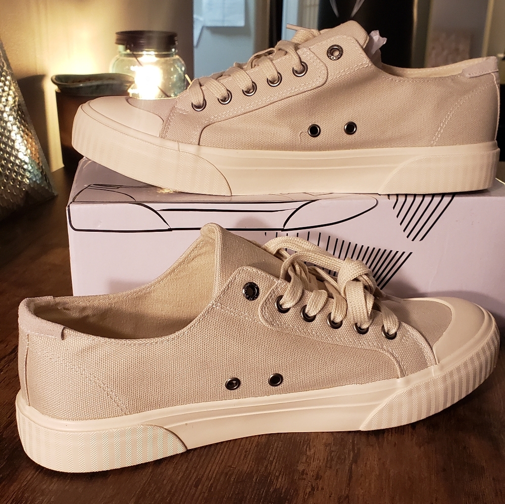 👟NIB ROCJEST Canvas Sneakers!
